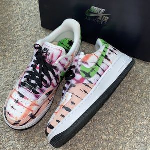 Nike Air Force 1s ‘07 QS white/green strike